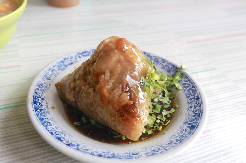 台南市北區吃。台南市|北區。「台南老店肉粽 菜粽」立人國小旁人氣肉粽店,樂天小高難得會想二訪的美食店家「台南老