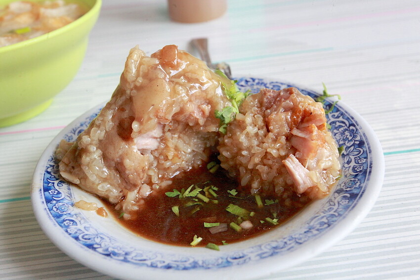 台南市北區吃。台南市|北區。「台南老店肉粽 菜粽」立人國小旁人氣肉粽店,樂天小高難得會想二訪的美食店家「台南老
