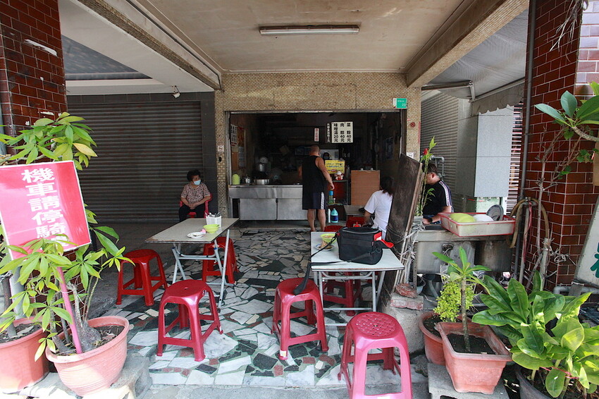 台南市北區吃。台南市|北區。「台南老店肉粽 菜粽」立人國小旁人氣肉粽店,樂天小高難得會想二訪的美食店家「台南老