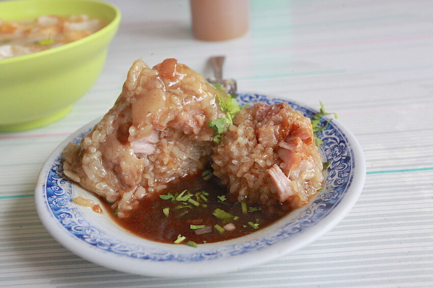 台南市北區吃。台南市|北區。「台南老店肉粽 菜粽」立人國小旁人氣肉粽店,樂天小高難得會想二訪的美食店家「台南老