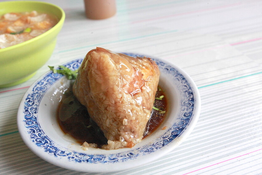 台南市北區吃。台南市|北區。「台南老店肉粽 菜粽」立人國小旁人氣肉粽店,樂天小高難得會想二訪的美食店家「台南老