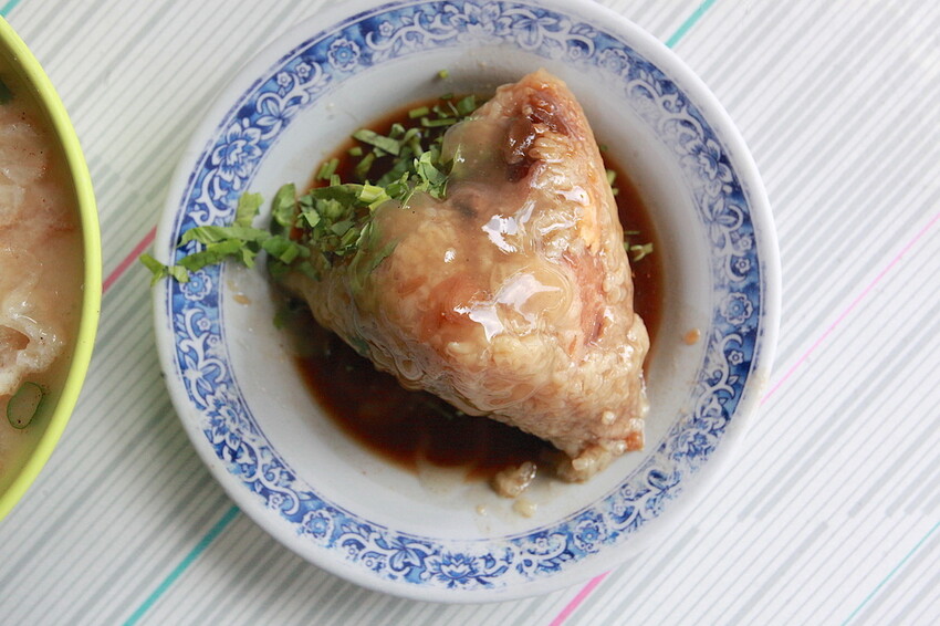 台南市北區吃。台南市|北區。「台南老店肉粽 菜粽」立人國小旁人氣肉粽店,樂天小高難得會想二訪的美食店家「台南老