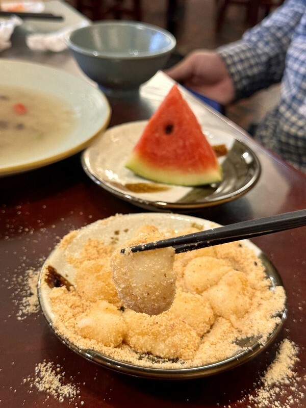 桃園市大園區台灣｜大園｜三塊厝懷舊美食餐館，不起眼的小店，有美味的客家菜跟滿滿的人情味。（大園美食）