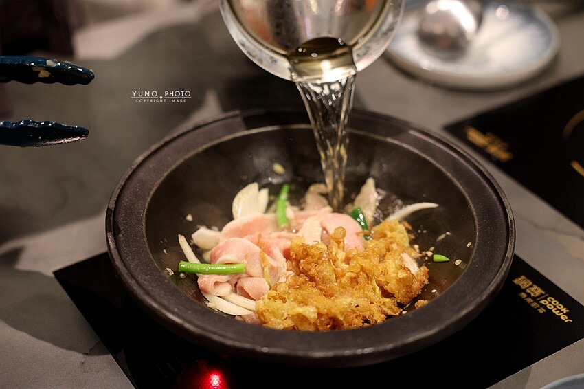 全台首間韓團應援火鍋 桌邊爆炒＋蔬菜火鍋料、冰品、飲料吃到飽318元起 營業至凌晨2點｜阿米石頭火鍋 (台中北屯美食)