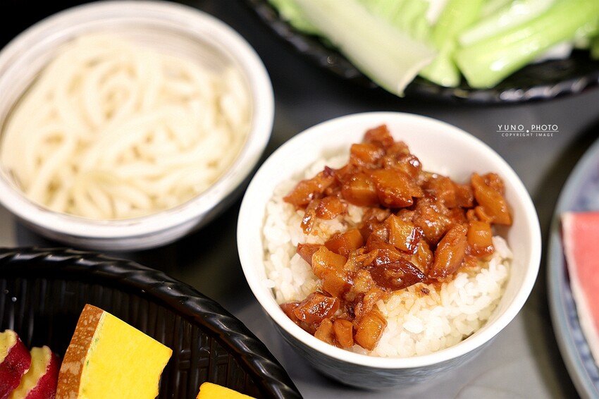 全台首間韓團應援火鍋 桌邊爆炒＋蔬菜火鍋料、冰品、飲料吃到飽318元起 營業至凌晨2點｜阿米石頭火鍋 (台中北屯美食)
