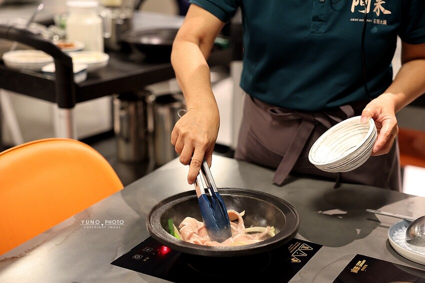 全台首間韓團應援火鍋 桌邊爆炒＋蔬菜火鍋料、冰品、飲料吃到飽318元起 營業至凌晨2點｜阿米石頭火鍋 (台中北屯美食)