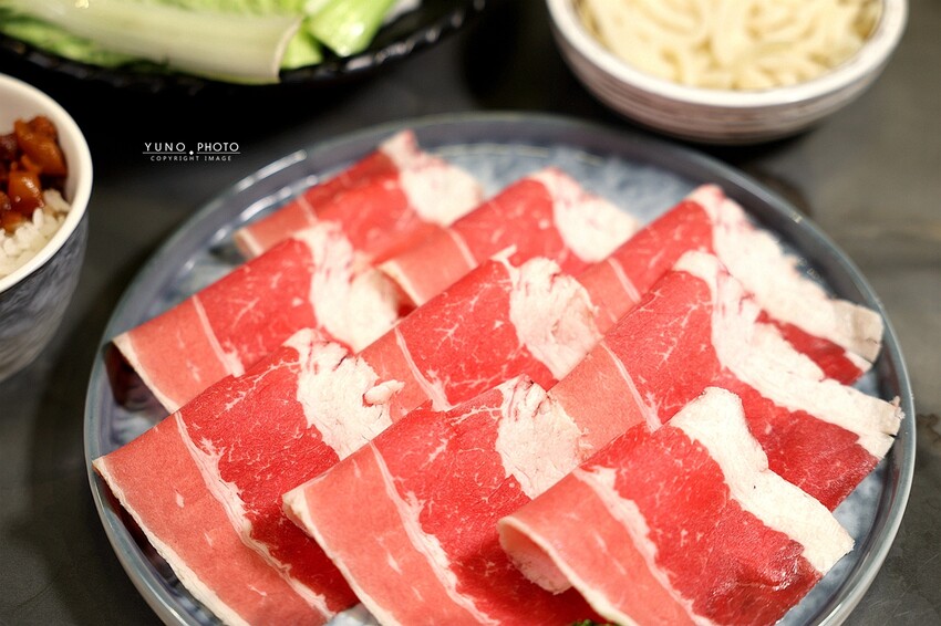 全台首間韓團應援火鍋 桌邊爆炒＋蔬菜火鍋料、冰品、飲料吃到飽318元起 營業至凌晨2點｜阿米石頭火鍋 (台中北屯美食)