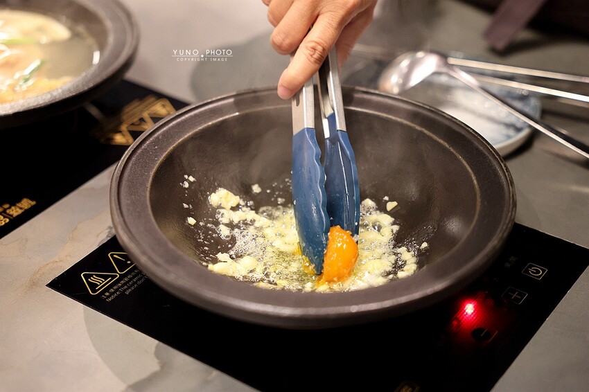 全台首間韓團應援火鍋 桌邊爆炒＋蔬菜火鍋料、冰品、飲料吃到飽318元起 營業至凌晨2點｜阿米石頭火鍋 (台中北屯美食)