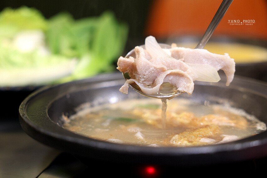 全台首間韓團應援火鍋 桌邊爆炒＋蔬菜火鍋料、冰品、飲料吃到飽318元起 營業至凌晨2點｜阿米石頭火鍋 (台中北屯美食)