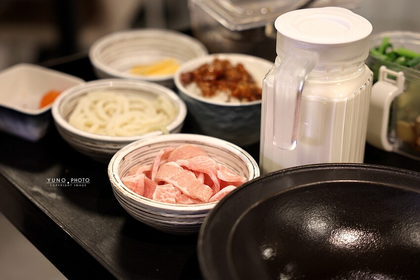 全台首間韓團應援火鍋 桌邊爆炒＋蔬菜火鍋料、冰品、飲料吃到飽318元起 營業至凌晨2點｜阿米石頭火鍋 (台中北屯美食)