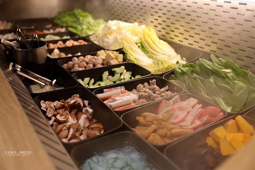 全台首間韓團應援火鍋 桌邊爆炒＋蔬菜火鍋料、冰品、飲料吃到飽318元起 營業至凌晨2點｜阿米石頭火鍋 (台中北屯美食)