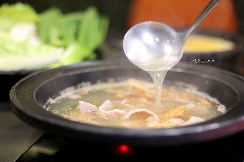 全台首間韓團應援火鍋 桌邊爆炒＋蔬菜火鍋料、冰品、飲料吃到飽318元起 營業至凌晨2點｜阿米石頭火鍋 (台中北屯美食)