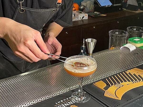 二訪⎜整點敲鐘免費招待一杯shot⎜調酒買一送一