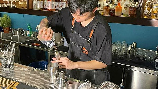 二訪⎜整點敲鐘免費招待一杯shot⎜調酒買一送一