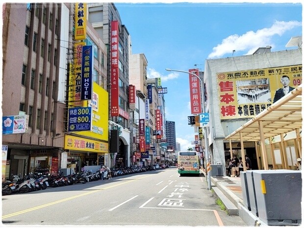 【新竹】護城河畔的樹屋書店～可過夜的書店 讓你睡前閱讀、深夜咖啡廳讓你醒後選書～ 書店、咖啡、甜點、文
