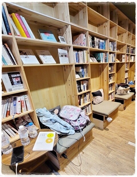 【新竹】護城河畔的樹屋書店～可過夜的書店 讓你睡前閱讀、深夜咖啡廳讓你醒後選書～ 書店、咖啡、甜點、文
