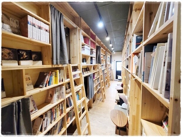 【新竹】護城河畔的樹屋書店～可過夜的書店 讓你睡前閱讀、深夜咖啡廳讓你醒後選書～ 書店、咖啡、甜點、文
