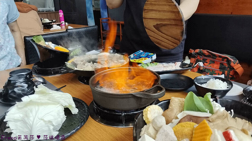 嘉義火鍋推薦「小旬湯」燒酒點火秀 日式銅盤烤肉，假日人氣爆棚。