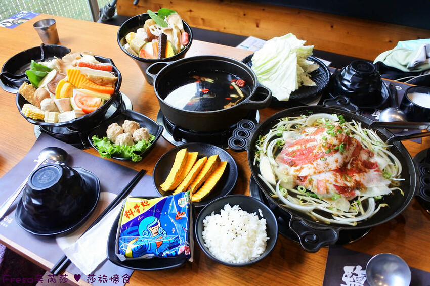 嘉義火鍋推薦「小旬湯」燒酒點火秀 日式銅盤烤肉，假日人氣爆棚。