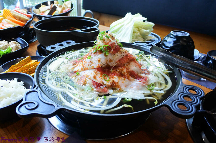 嘉義火鍋推薦「小旬湯」燒酒點火秀 日式銅盤烤肉，假日人氣爆棚。