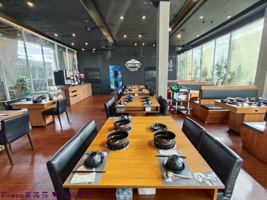 嘉義火鍋推薦「小旬湯」燒酒點火秀 日式銅盤烤肉，假日人氣爆棚。