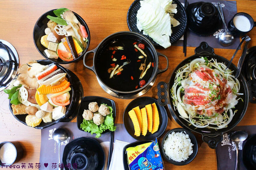 嘉義火鍋推薦「小旬湯」燒酒點火秀 日式銅盤烤肉，假日人氣爆棚。