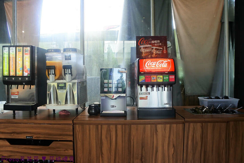 嘉義火鍋推薦「小旬湯」燒酒點火秀 日式銅盤烤肉，假日人氣爆棚。