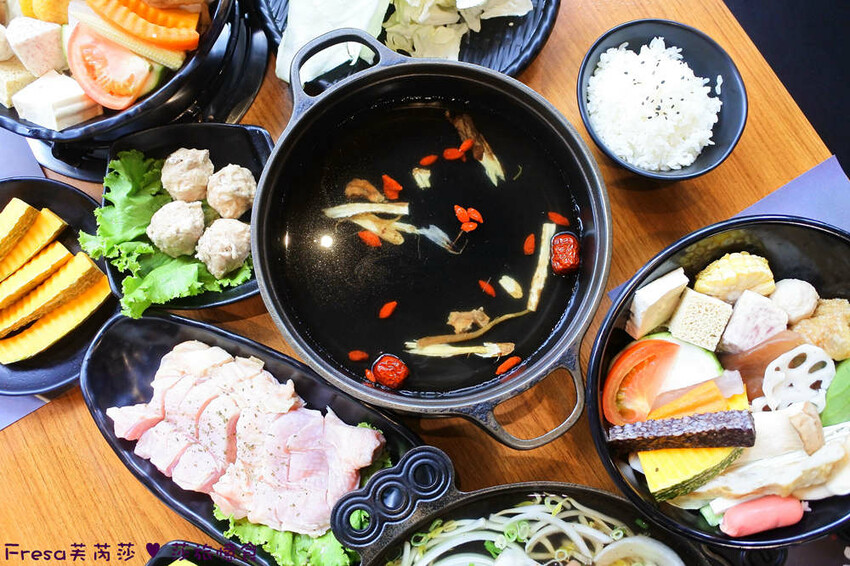 嘉義火鍋推薦「小旬湯」燒酒點火秀 日式銅盤烤肉，假日人氣爆棚。