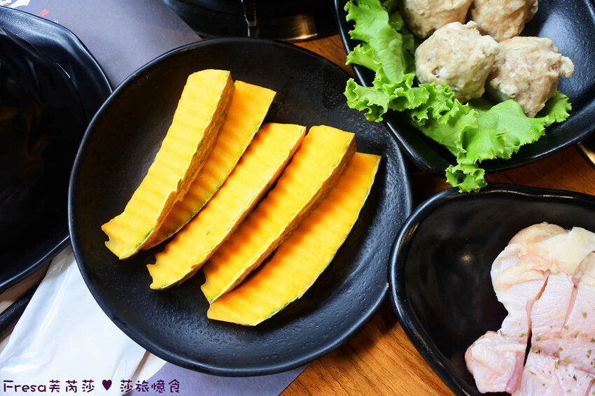 嘉義火鍋推薦「小旬湯」燒酒點火秀 日式銅盤烤肉，假日人氣爆棚。