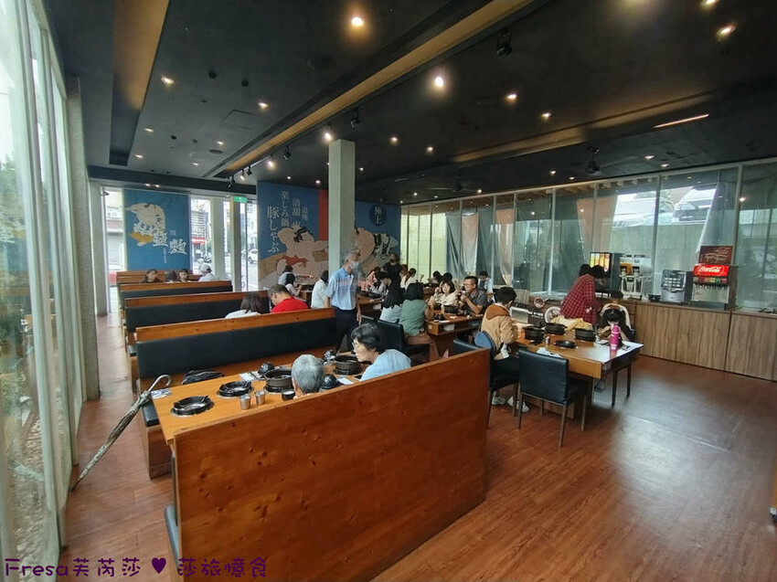 嘉義火鍋推薦「小旬湯」燒酒點火秀 日式銅盤烤肉，假日人氣爆棚。