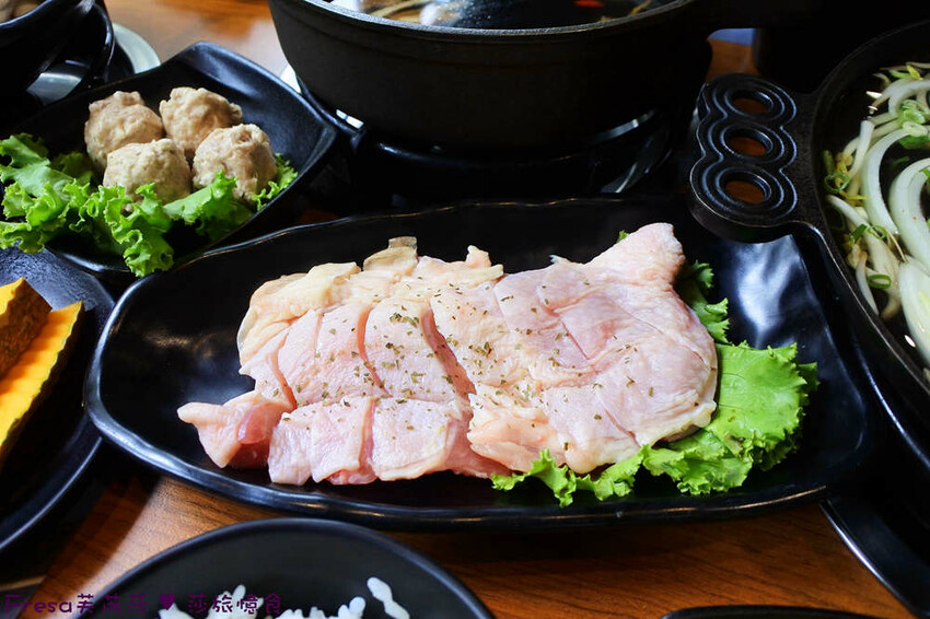 嘉義火鍋推薦「小旬湯」燒酒點火秀 日式銅盤烤肉，假日人氣爆棚。