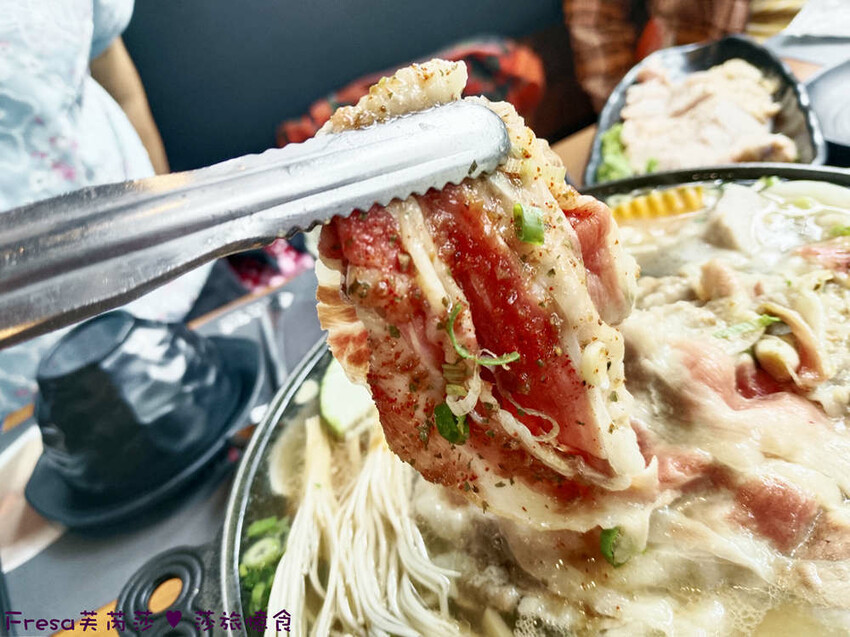 嘉義火鍋推薦「小旬湯」燒酒點火秀 日式銅盤烤肉，假日人氣爆棚。