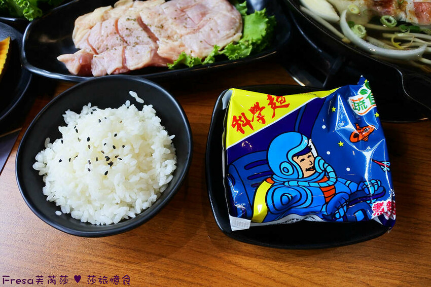 嘉義火鍋推薦「小旬湯」燒酒點火秀 日式銅盤烤肉，假日人氣爆棚。