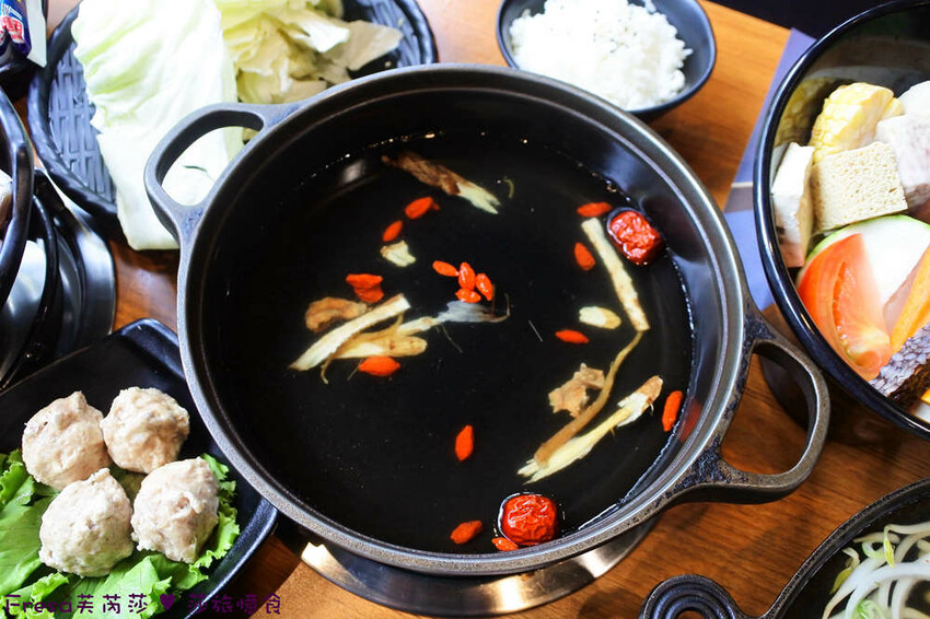 嘉義火鍋推薦「小旬湯」燒酒點火秀 日式銅盤烤肉，假日人氣爆棚。