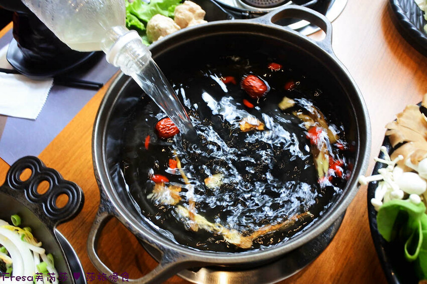 嘉義火鍋推薦「小旬湯」燒酒點火秀 日式銅盤烤肉，假日人氣爆棚。