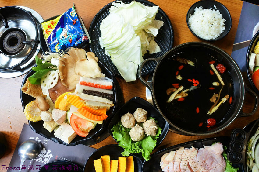 嘉義火鍋推薦「小旬湯」燒酒點火秀 日式銅盤烤肉，假日人氣爆棚。