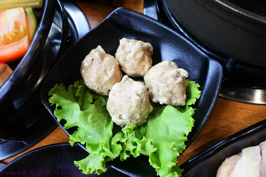 嘉義火鍋推薦「小旬湯」燒酒點火秀 日式銅盤烤肉，假日人氣爆棚。