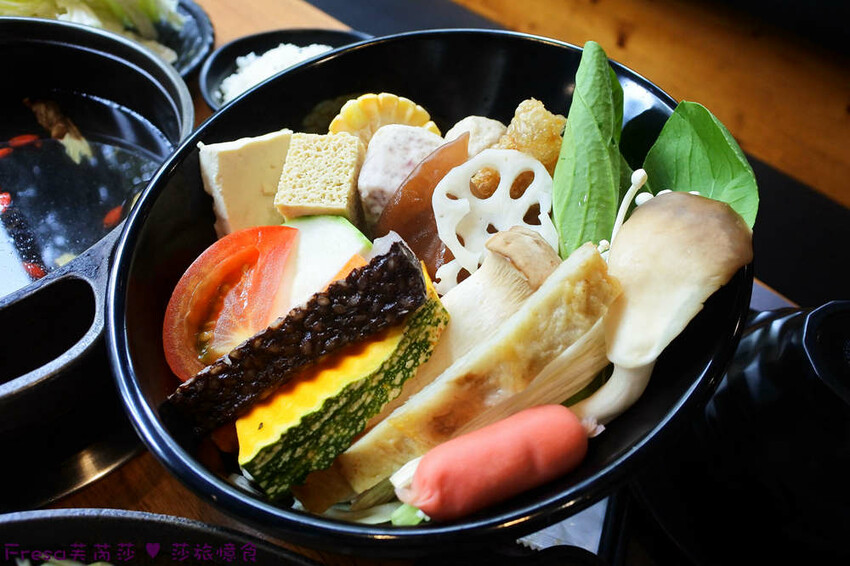 嘉義火鍋推薦「小旬湯」燒酒點火秀 日式銅盤烤肉，假日人氣爆棚。