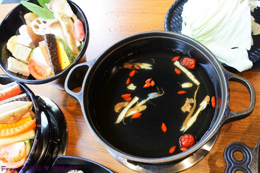 嘉義火鍋推薦「小旬湯」燒酒點火秀 日式銅盤烤肉，假日人氣爆棚。