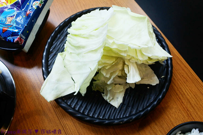 嘉義火鍋推薦「小旬湯」燒酒點火秀 日式銅盤烤肉，假日人氣爆棚。