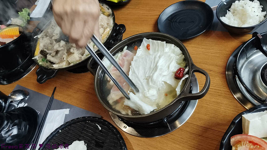 嘉義火鍋推薦「小旬湯」燒酒點火秀 日式銅盤烤肉，假日人氣爆棚。