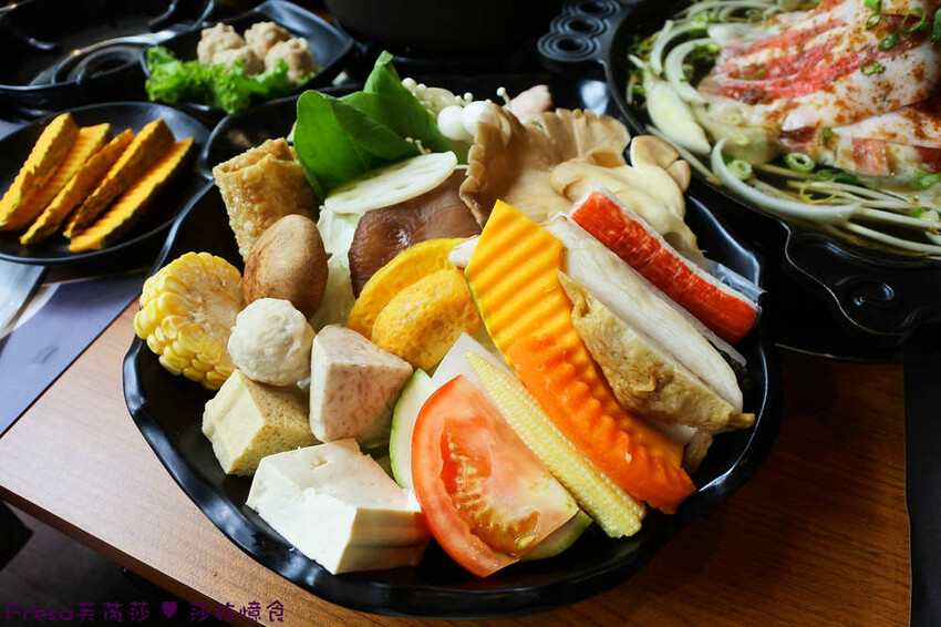 嘉義火鍋推薦「小旬湯」燒酒點火秀 日式銅盤烤肉，假日人氣爆棚。