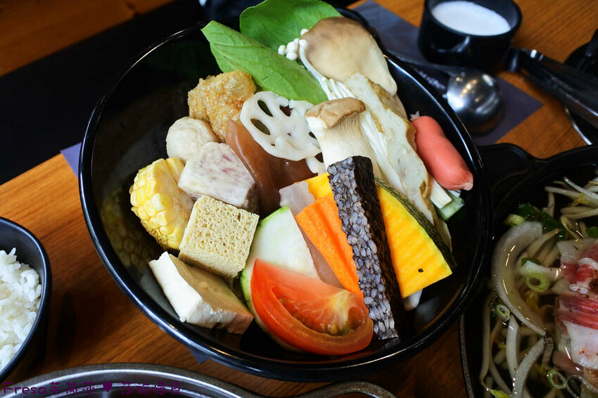 嘉義火鍋推薦「小旬湯」燒酒點火秀 日式銅盤烤肉，假日人氣爆棚。