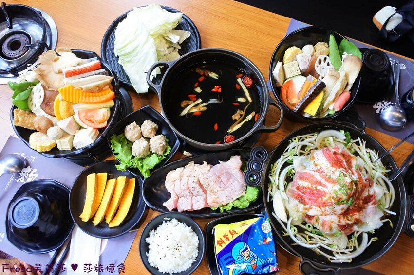 嘉義火鍋推薦「小旬湯」燒酒點火秀 日式銅盤烤肉，假日人氣爆棚。