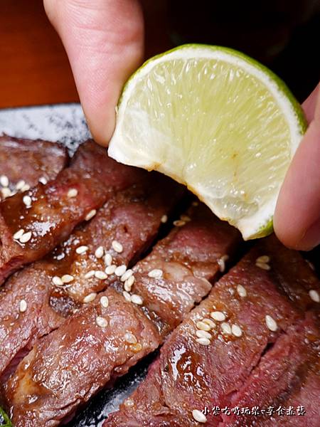 牛小排擠檸檬汁更好吃-雞老闆桶仔雞長春店 (1).jpg