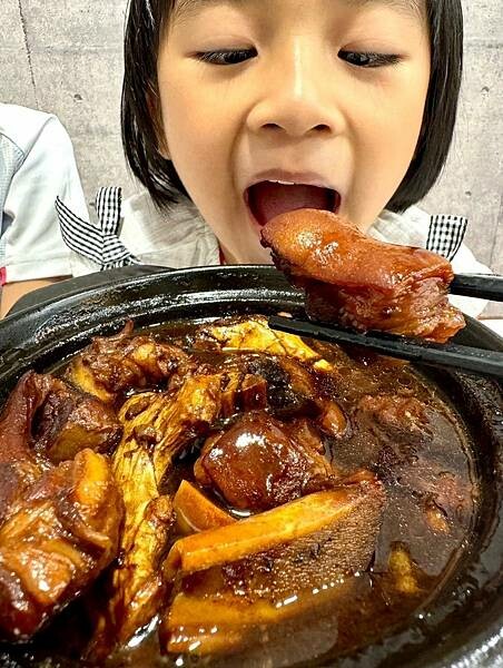 【洪記海南雞飯】台中南區探店、興大巷弄美食、新加坡料理、新鮮