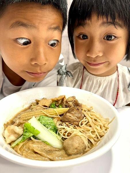 【洪記海南雞飯】台中南區探店、興大巷弄美食、新加坡料理、新鮮