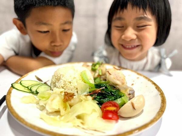 【洪記海南雞飯】台中南區探店、興大巷弄美食、新加坡料理、新鮮
