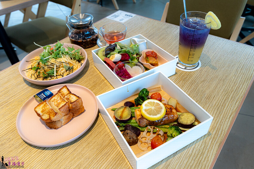 大推TSUTAYA BOOKSTORE販售的精釀可樂、WIRED CAFE和洋重箱料理超美味，餐車聚落、城市生活市集超好逛