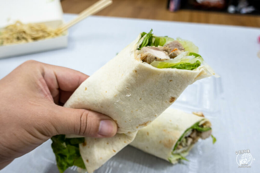 台中市西區有間餅店 | 台中向上市場中美街美食推薦,捲餅肉多料多層次超豐富~